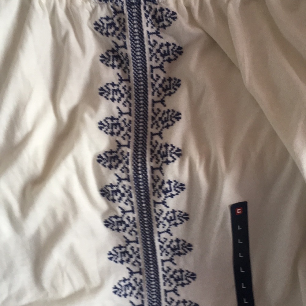 NWOT white with blue